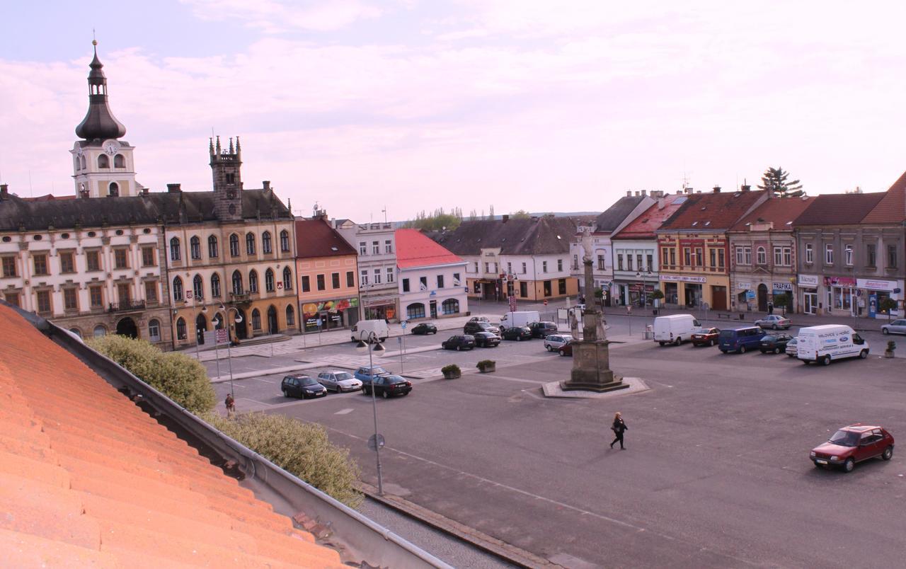 Hotel Kralovsky Dvur Hořice Exteriör bild