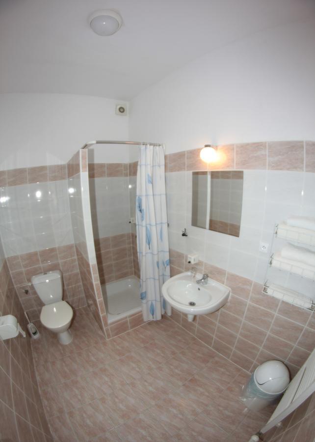 Hotel Kralovsky Dvur Hořice Exteriör bild